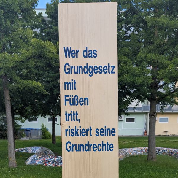 Wer das Grundgesetz mit Füßen tritt, riskiert seine Grundrechte. Wer das Grundgesetz mit Füßen tritt, riskiert seine Grundrechte